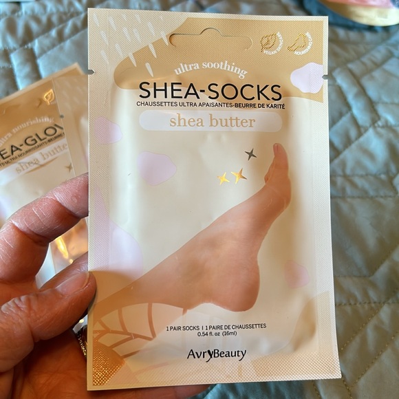 NWT, pack of 4, Avry Beauty, Shea Butter Socks, 1 pr of socks per package 👣🌹💕 - Picture 2 of 3